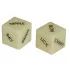 Leuchtender Würfel im Dunkeln (Englisch)