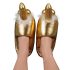 Goldene Pantoffeln mit Penis-Motiv